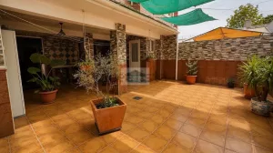 Casa con 3 dormitorios con patio y garaje en Purchil