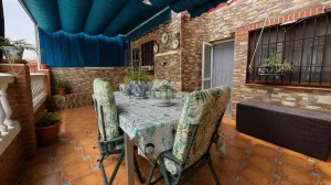 Casa con 3 dormitorios con patio y garaje en Purchil