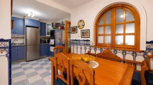 Casa con 3 dormitorios con patio y garaje en Purchil
