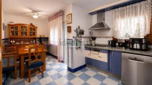 Casa con 3 dormitorios con patio y garaje en Purchil