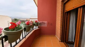 Casa con 3 dormitorios con patio y garaje en Purchil