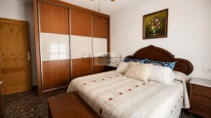 Casa con 3 dormitorios con patio y garaje en Purchil
