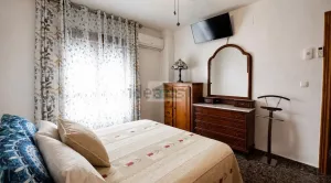 Casa con 3 dormitorios con patio y garaje en Purchil