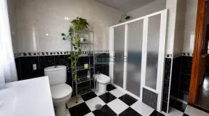 Casa con 3 dormitorios con patio y garaje en Purchil