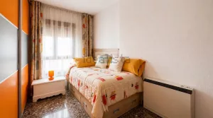 Casa con 3 dormitorios con patio y garaje en Purchil
