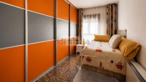 Casa con 3 dormitorios con patio y garaje en Purchil