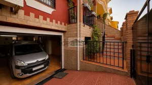 Casa con 3 dormitorios con patio y garaje en Purchil