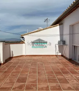 Ático de 1 dormitorio con patio en La Zubia