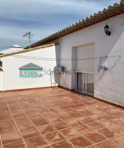 Ático de 1 dormitorio con patio en La Zubia