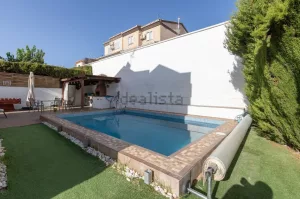 Chalet con piscina y 3 dormitorios en Otura