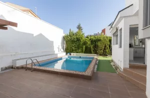 Chalet con piscina y 3 dormitorios en Otura