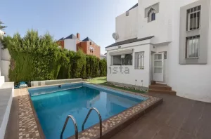 Chalet con piscina y 3 dormitorios en Otura