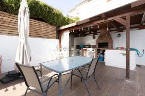 Chalet con piscina y 3 dormitorios en Otura