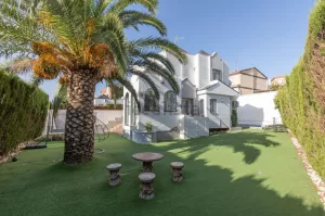 Chalet con piscina y 3 dormitorios en Otura