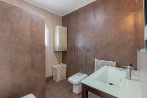 Chalet con piscina y 3 dormitorios en Otura