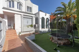 Chalet con piscina y 3 dormitorios en Otura