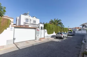 Chalet con piscina y 3 dormitorios en Otura