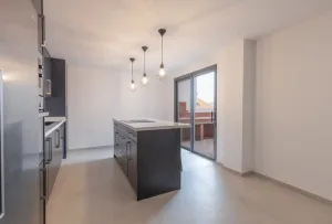 Casa reformada de 6 dormitorios en Cájar
