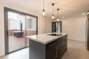 Casa reformada de 6 dormitorios en Cájar