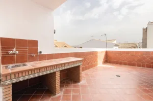 Casa reformada de 6 dormitorios en Cájar