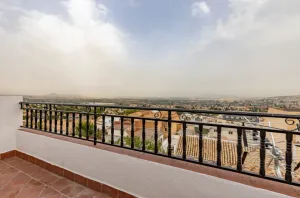 Casa reformada de 6 dormitorios en Cájar