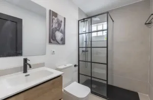 Casa reformada de 6 dormitorios en Cájar