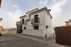 Casa reformada de 6 dormitorios en Cájar