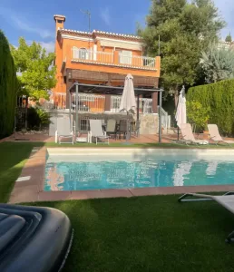 Chalet de 4 dormitorios con piscina en Monachil