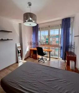 Piso para estudiantes con 4 dormitorios en Granada