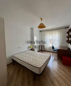 Piso para estudiantes con 4 dormitorios en Granada