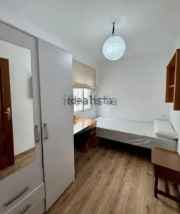 Piso para estudiantes con 4 dormitorios en Granada