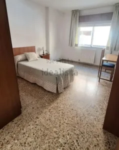 Piso con 4 dormitorios en Calle Alhamar