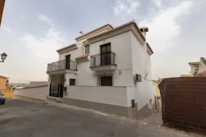 Casa reformada con 6 dormitorios en Monachil
